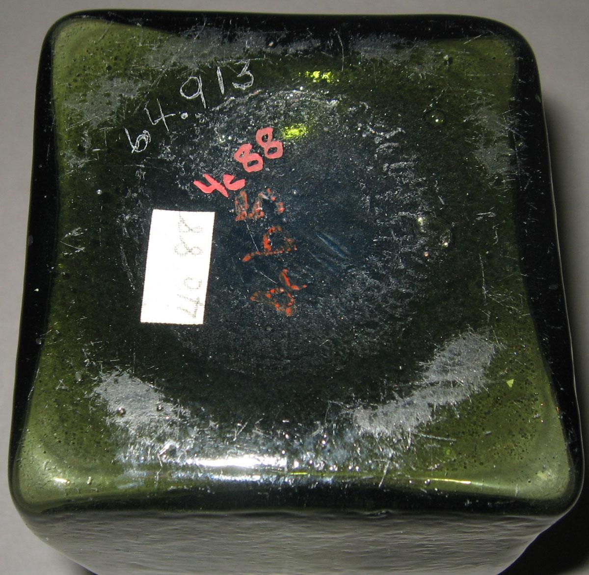 1964.0913 Green glass bottle (underside)
