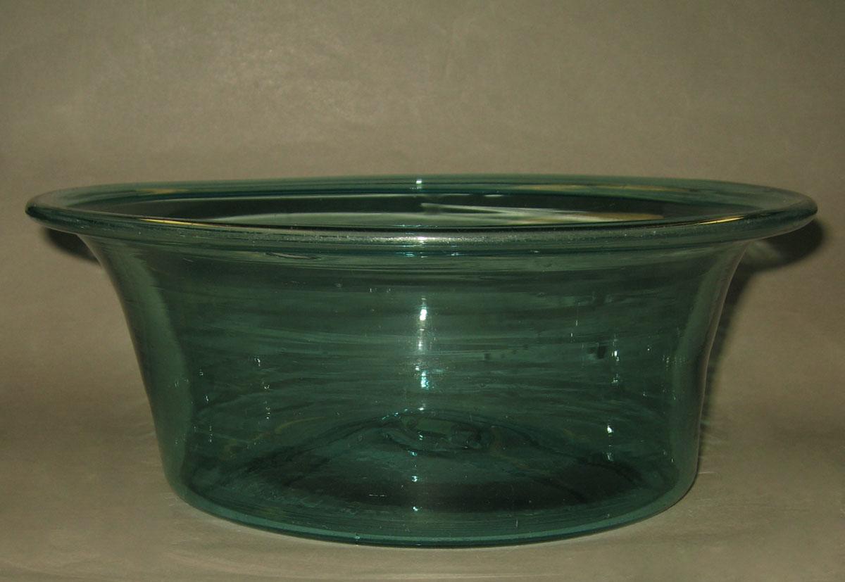 1964.0915 Free-blown glass dish