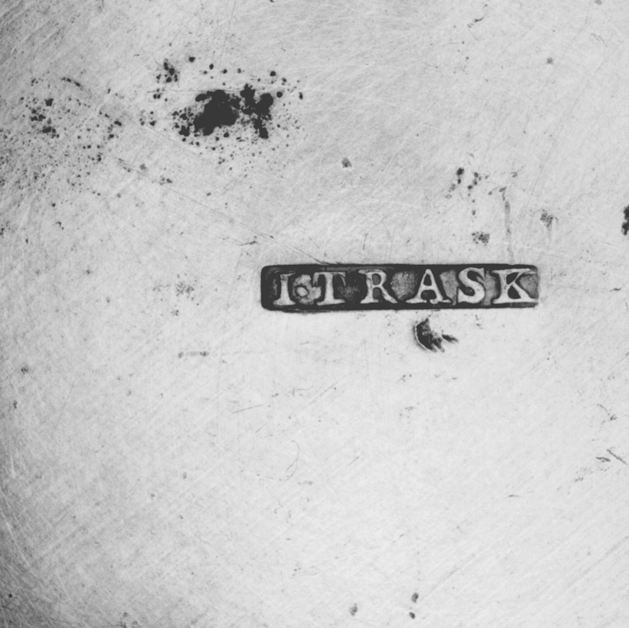 1952.0115 Pewter sander (mark)