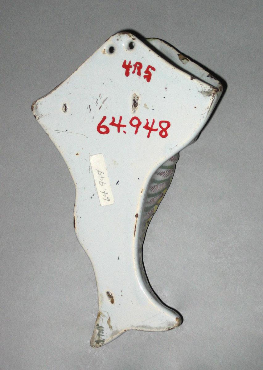 1964.0948 Delft fish wall pocket (back)