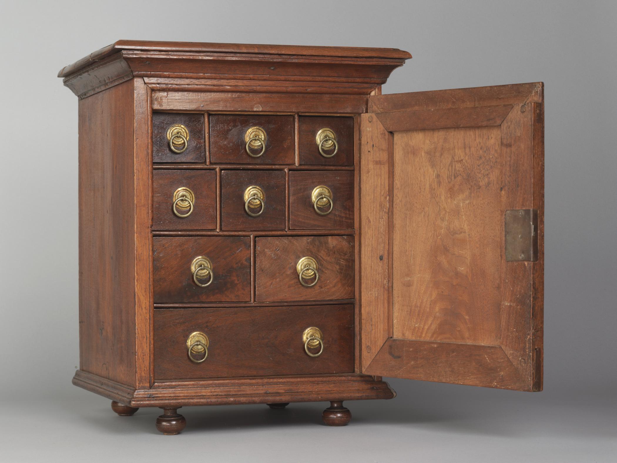 1964.0965 Chest, view 3