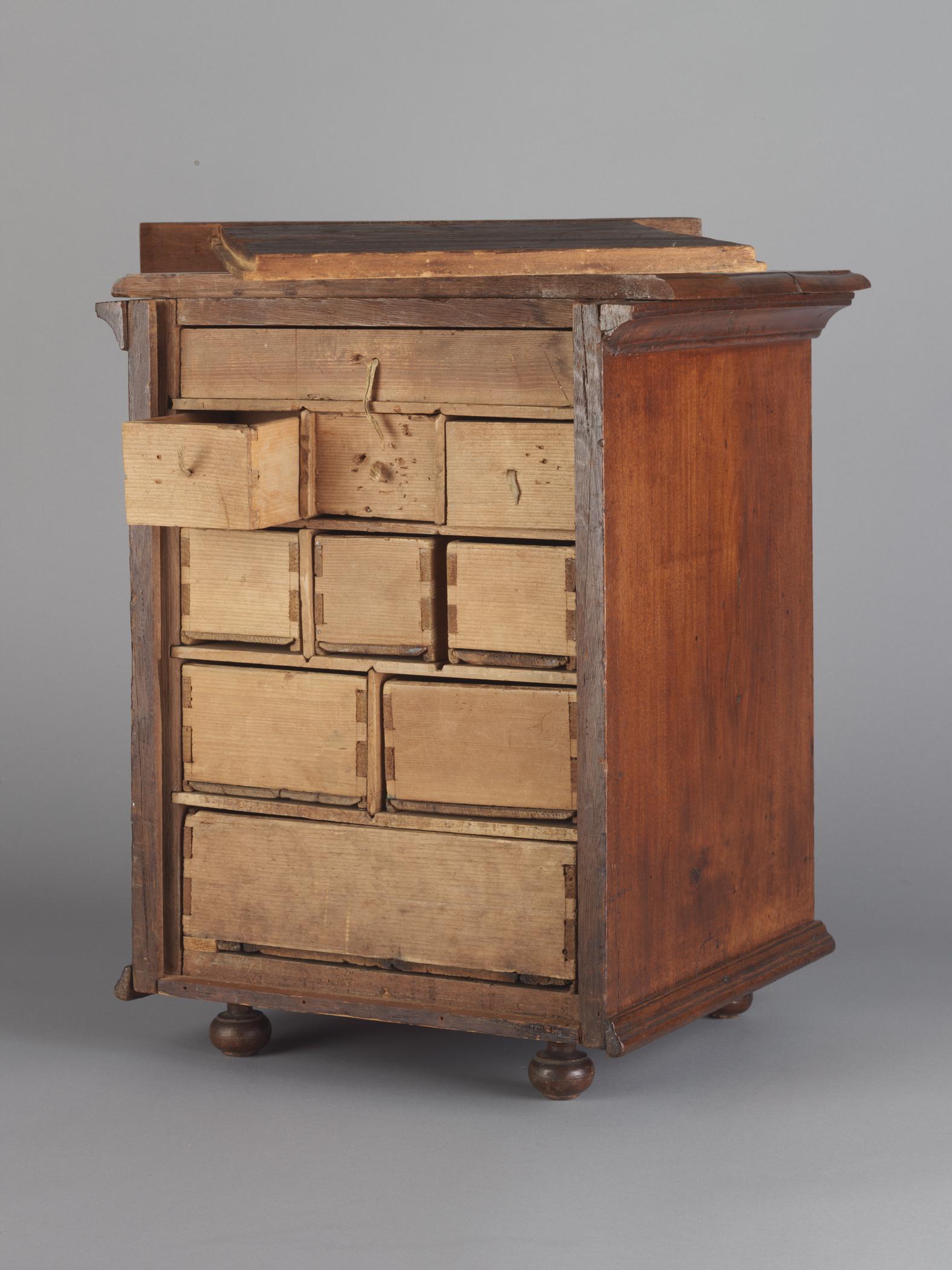 1964.0965 Chest, view 5