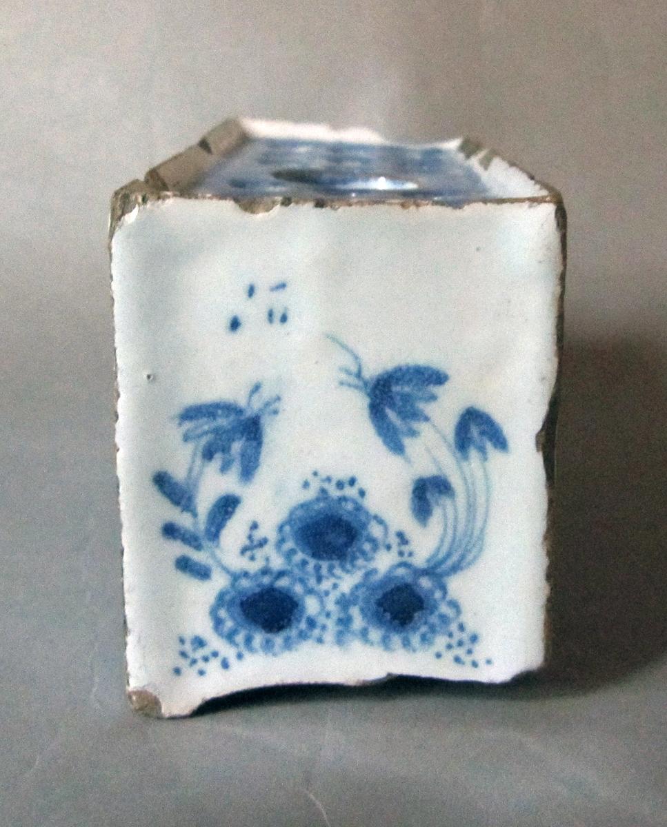 1964.0971.001 Delft flower container side