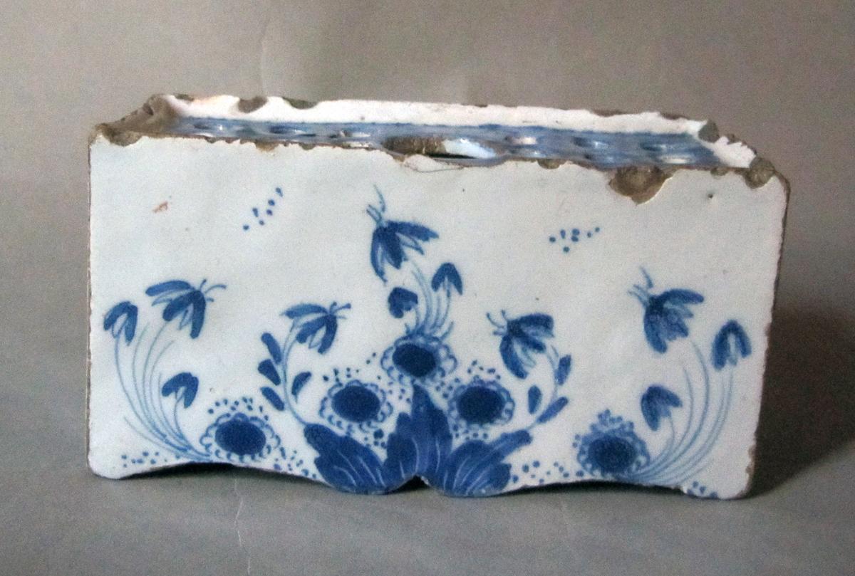 1964.0971.002 Delft flower container front