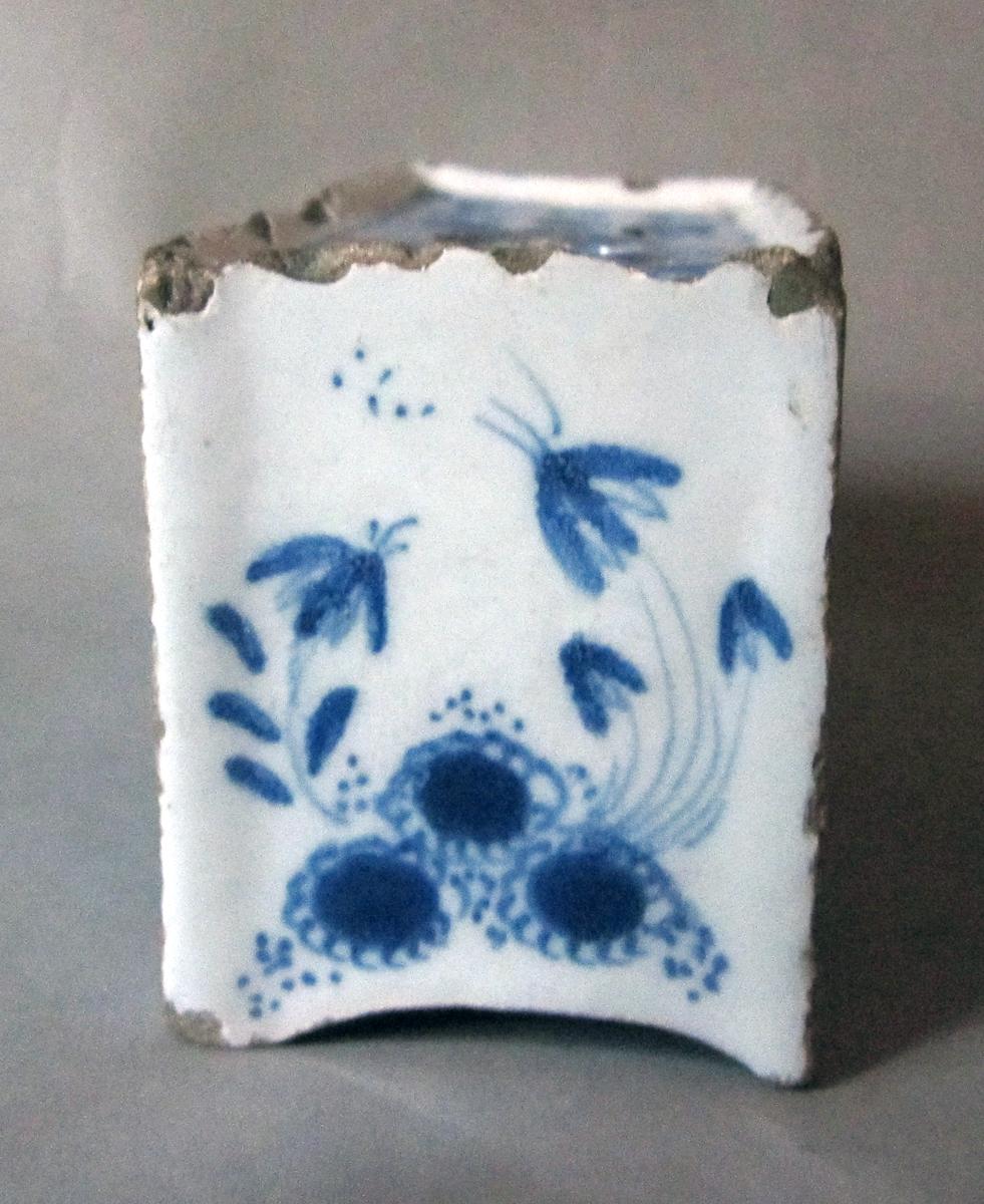 1964.0971.002 Delft flower container side