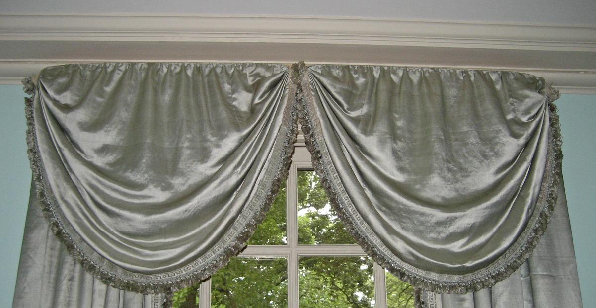 1955.0632 C Window hanging, valance