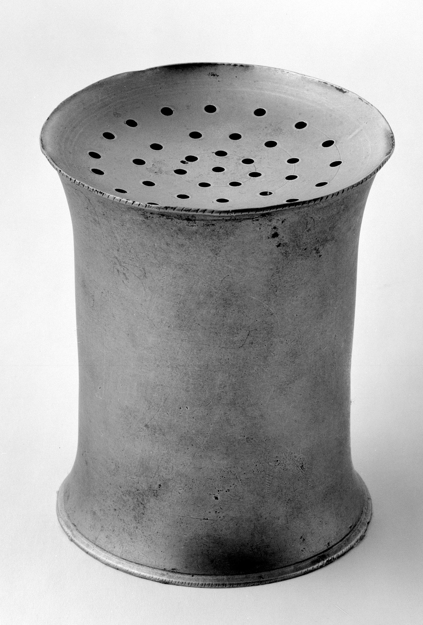1952.0116 Pewter sander