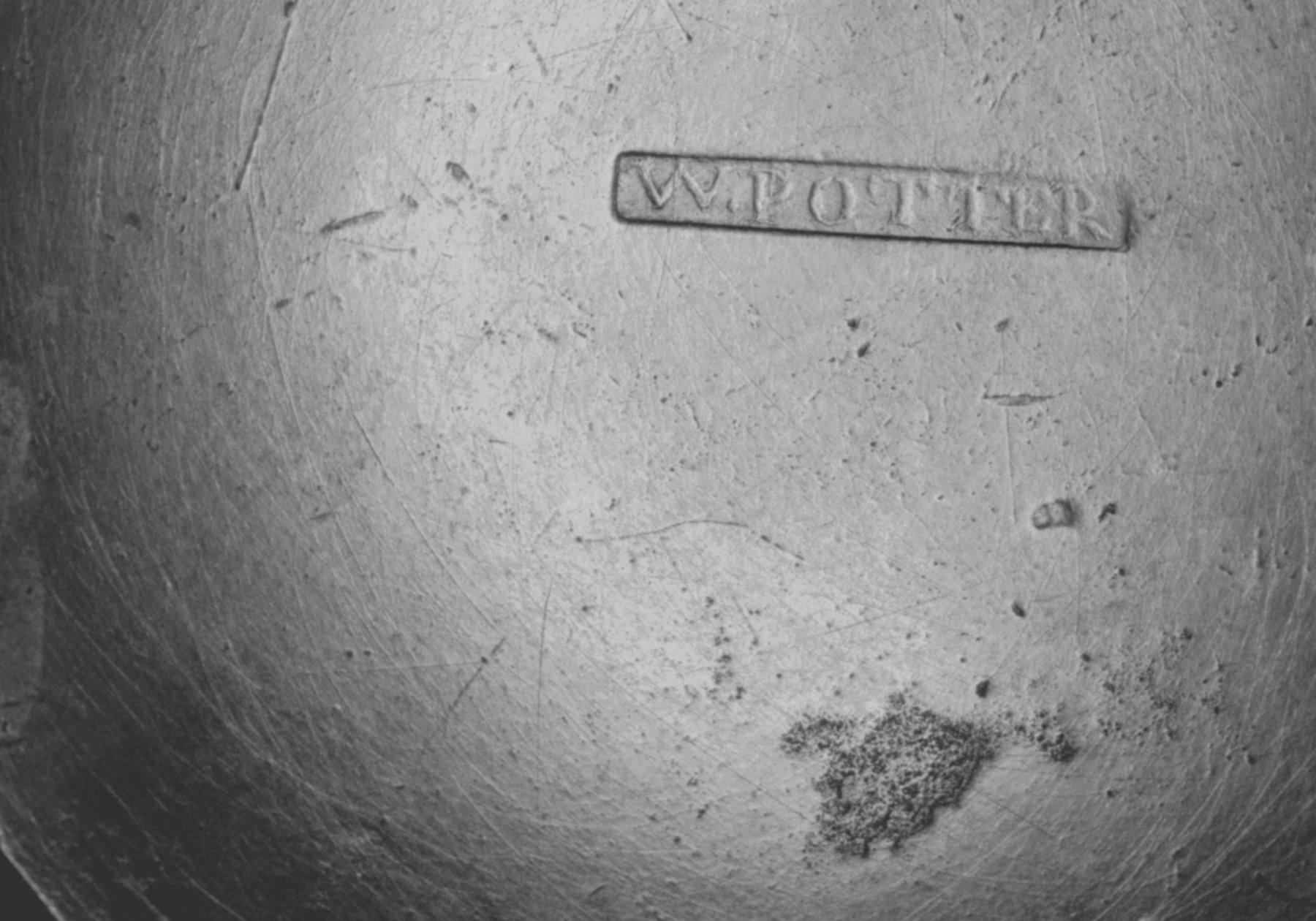 1952.0116 Pewter sander (mark)