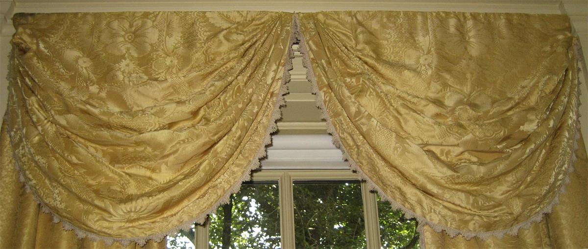1955.0633 C window hanging, valance