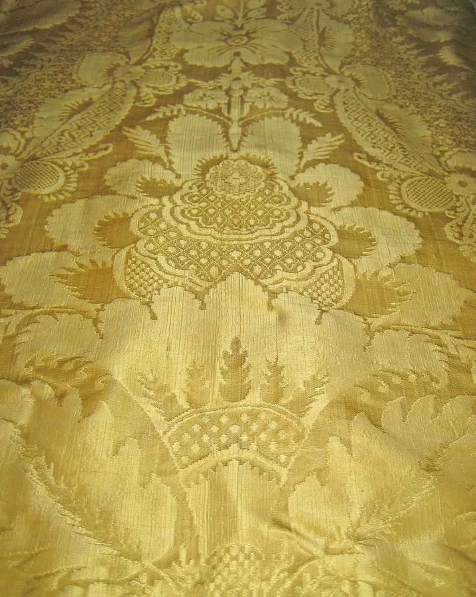 1955.0633 Window hangings fabric detail