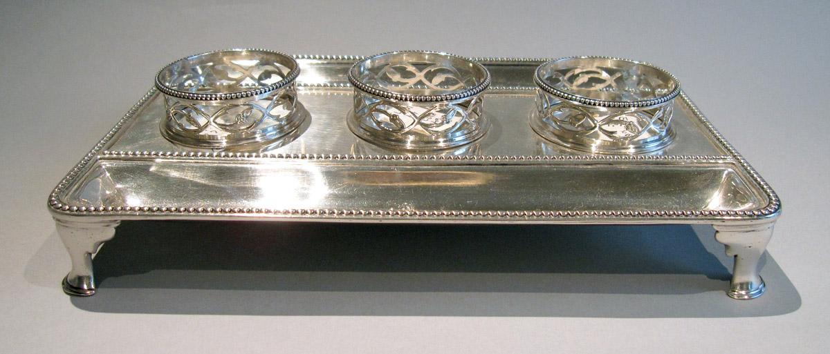 1964.1027 A Silver Standish