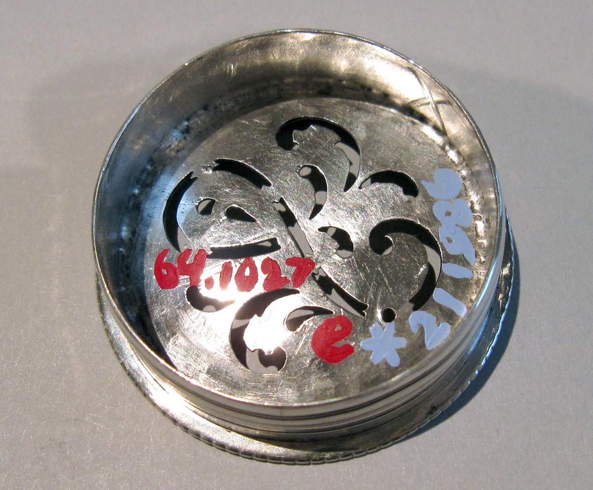 1964.1027 E Silver Standish Lid underside