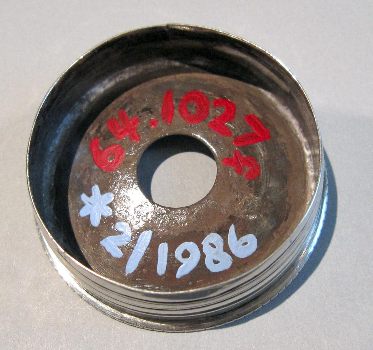 1964.1027 F Silver Standish Lid underside