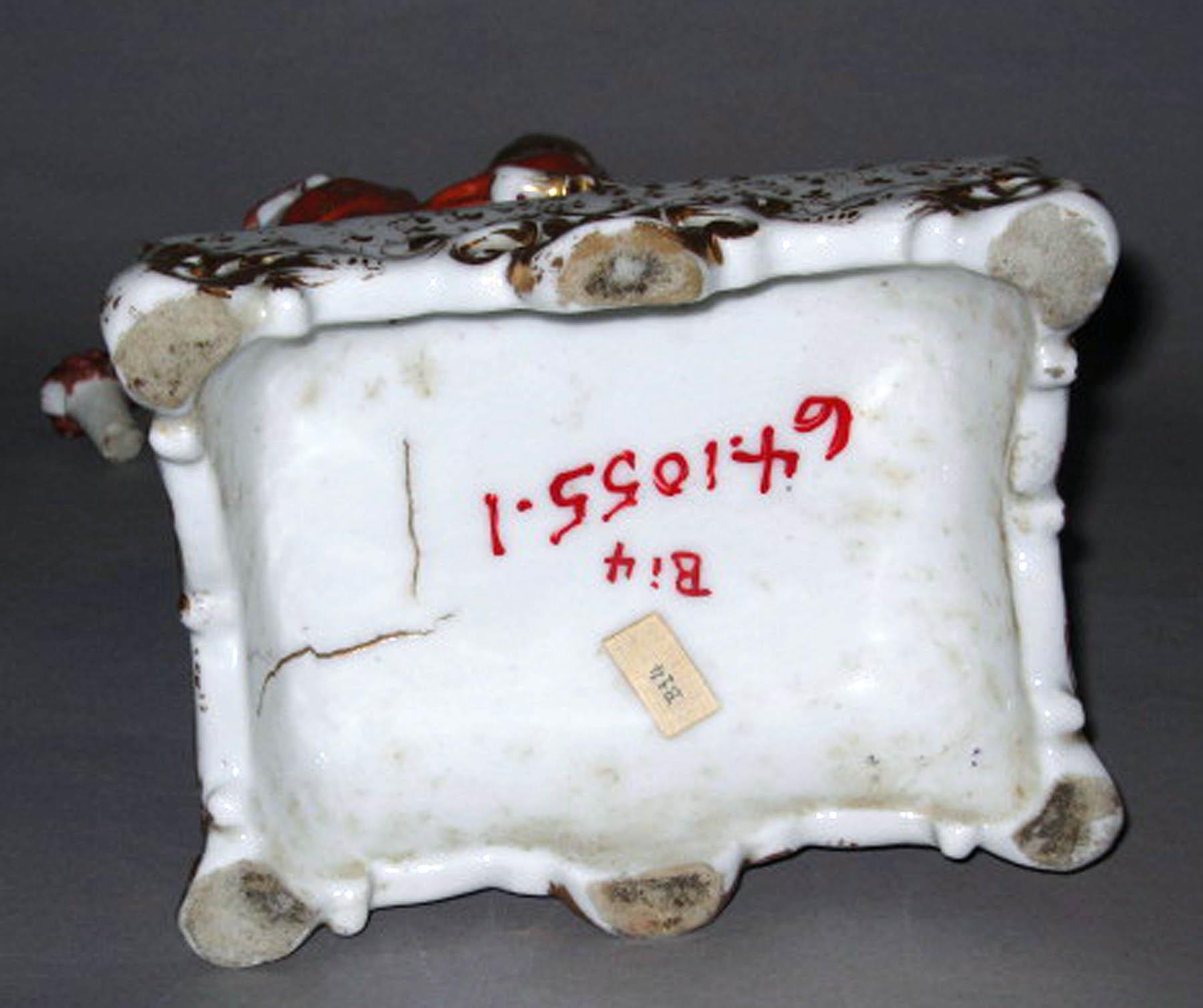 1964.1055.001 Porcelain figural jar (underside)