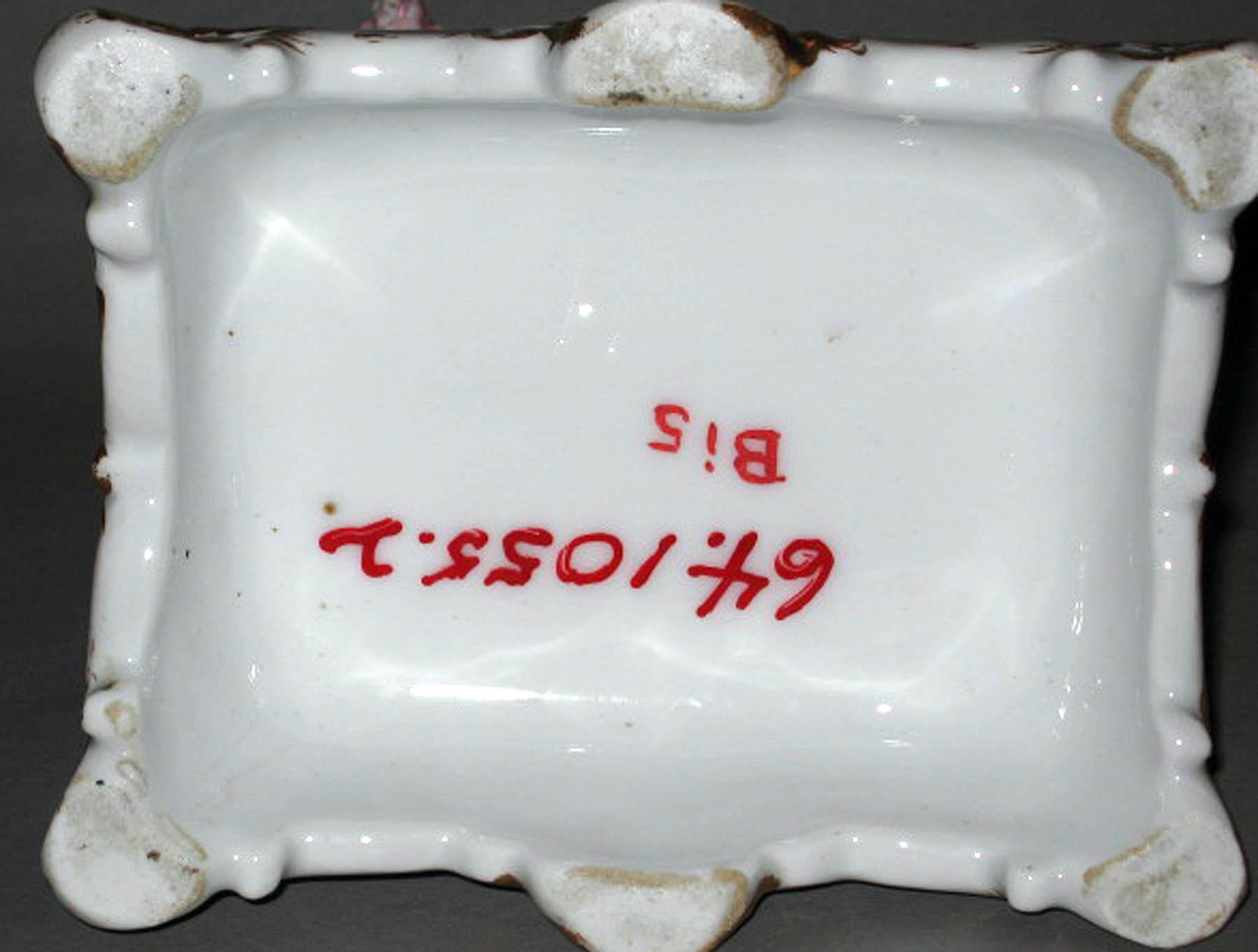 1964.1055.002 Porcelain figural jar (underside)