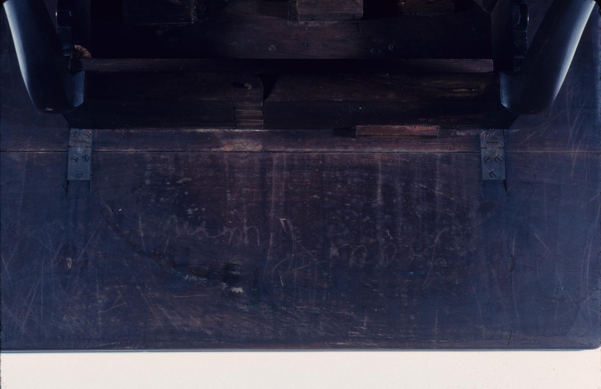 1964.1069 Table, drop leaf table, detail 1