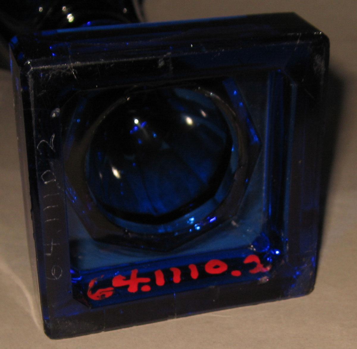 1964.1110.002 Glass oil lamp (underside)