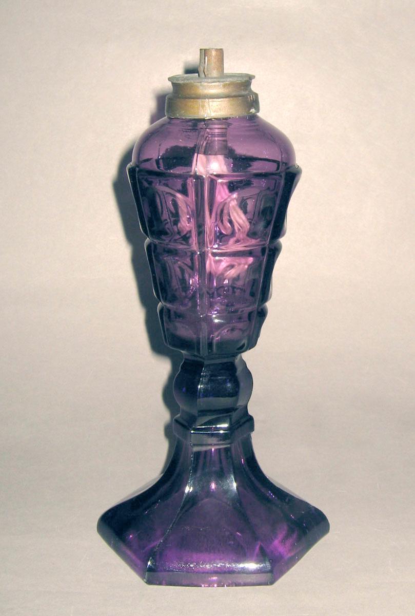 1964.1127.001 Glass oil lamp