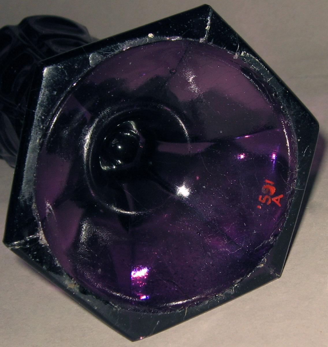 1964.1127.001 Glass oil lamp (underside)