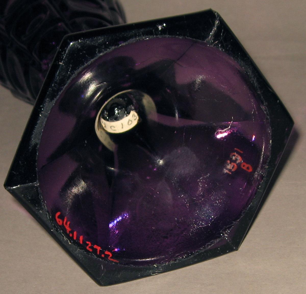 1964.1127.002 Glass oil lamp (underside)