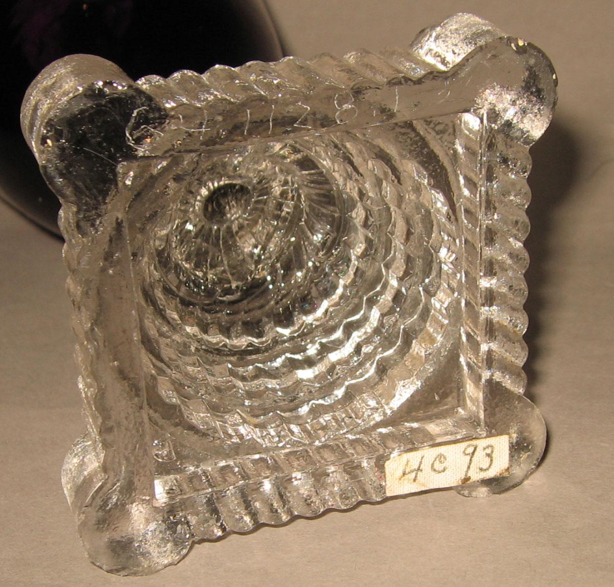 1964.1128.001 Glass oil lamp (underside)