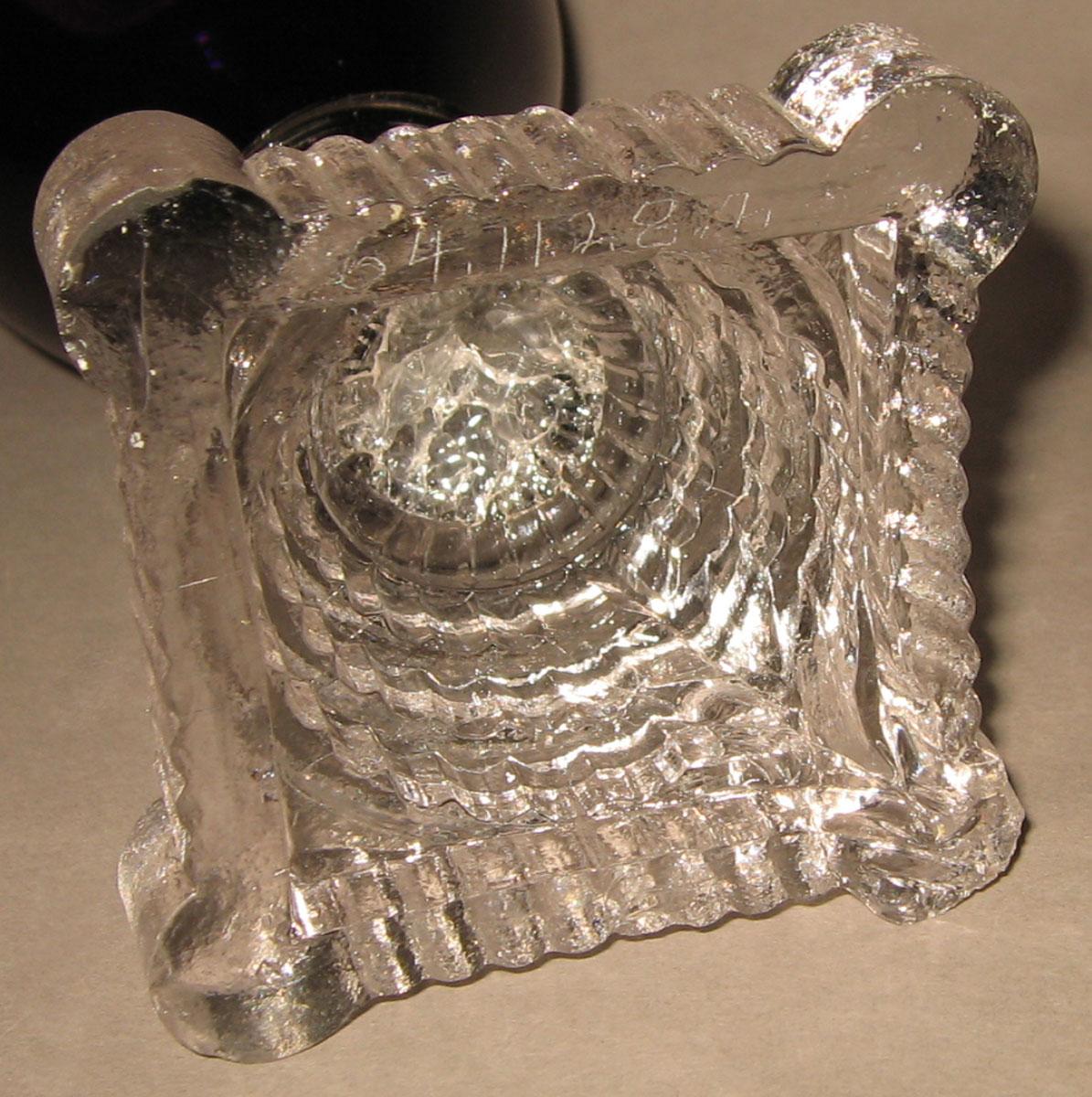 1964.1128.002 Glass oil lamp (underside)