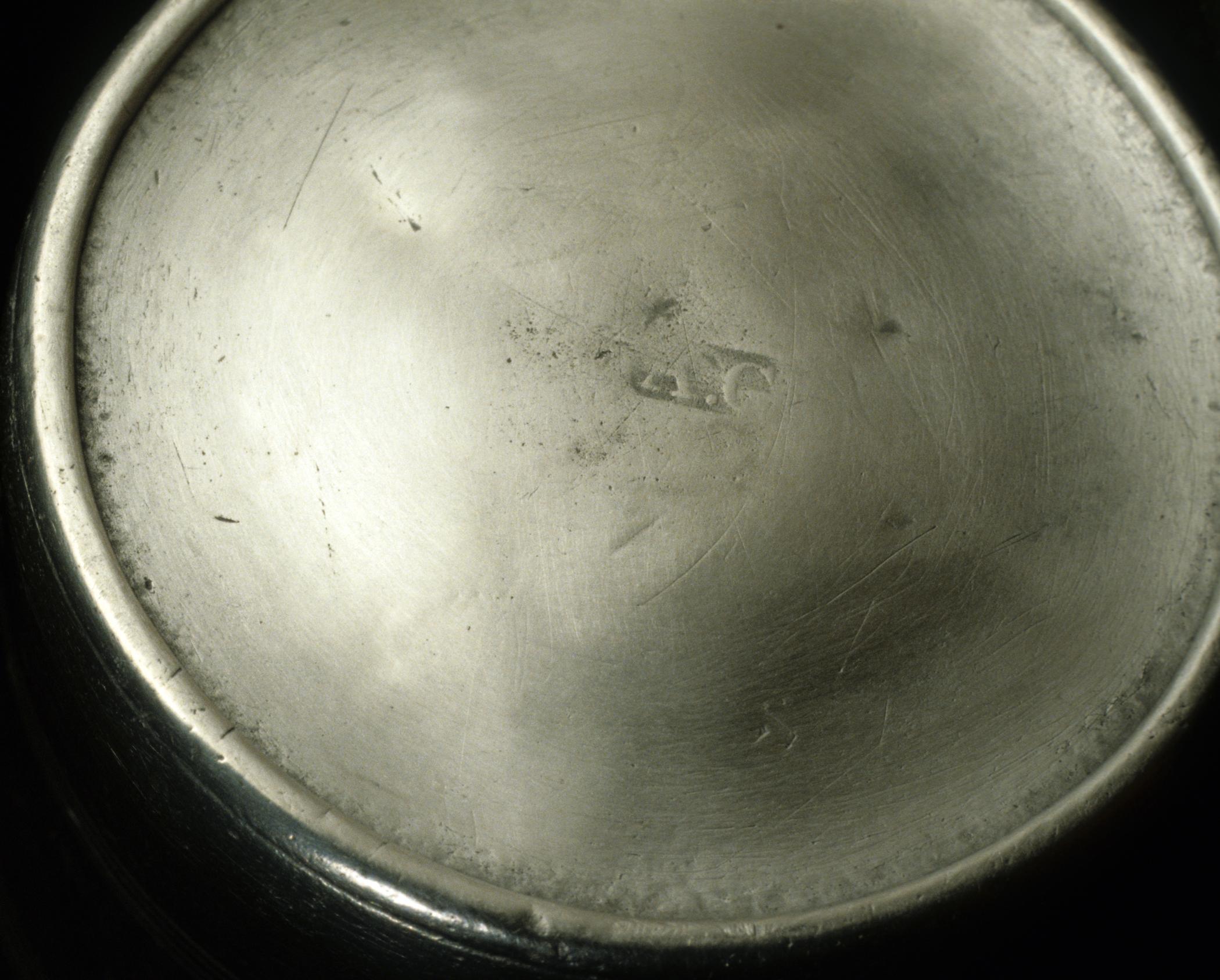 1964.1160 Pewter beaker (mark)