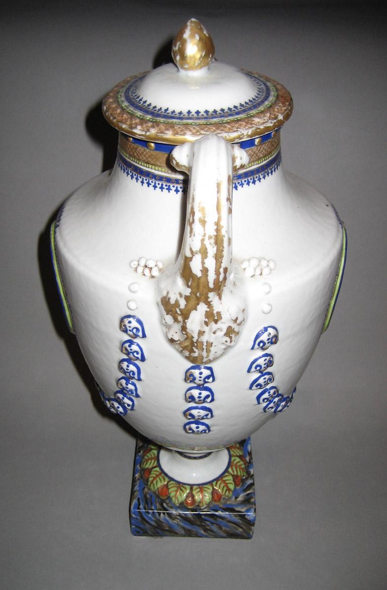 1964.1187 Urn side view