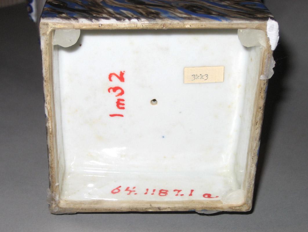1964.1187 Urn underside
