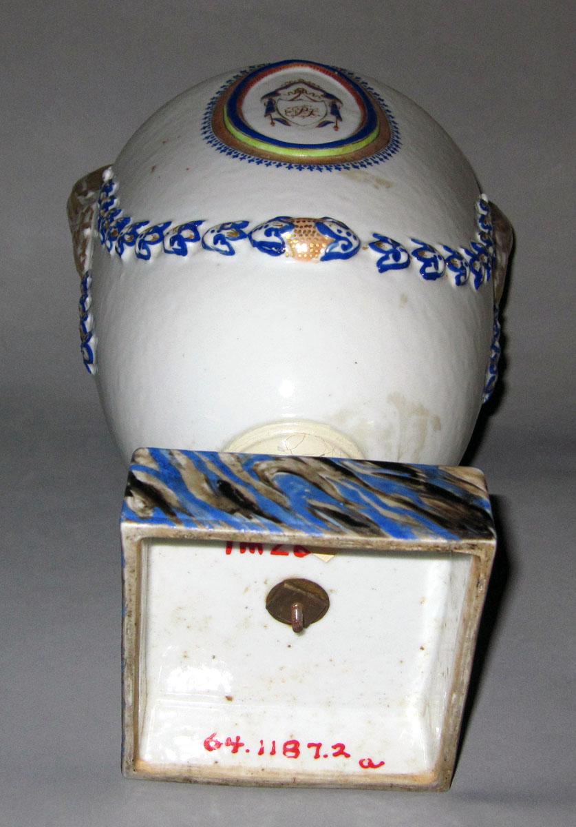 1964.1187.002 A Porcelain urn underside