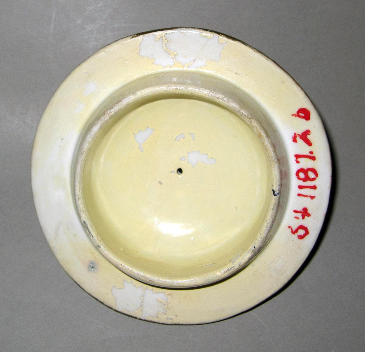 1964.1187.002 B Porcelain urn underside