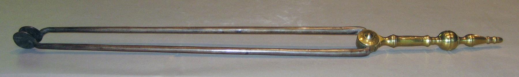 1964.1193.002 Tongs