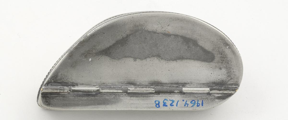 1964.1238 Silver and Shell box underside