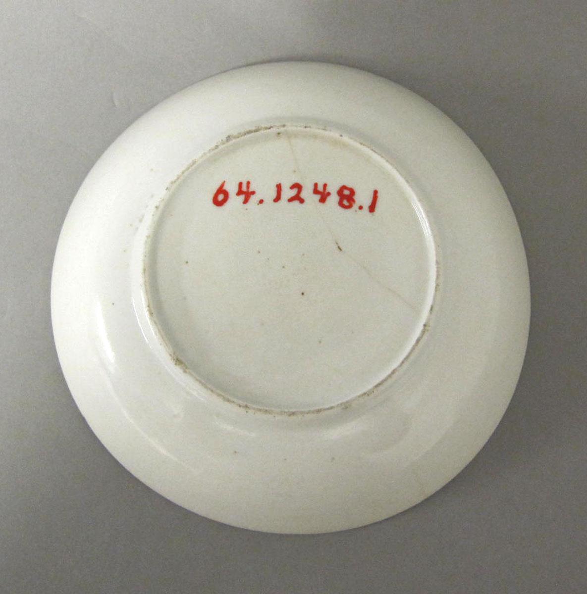 1964.1248.001 Porcelain saucer underside