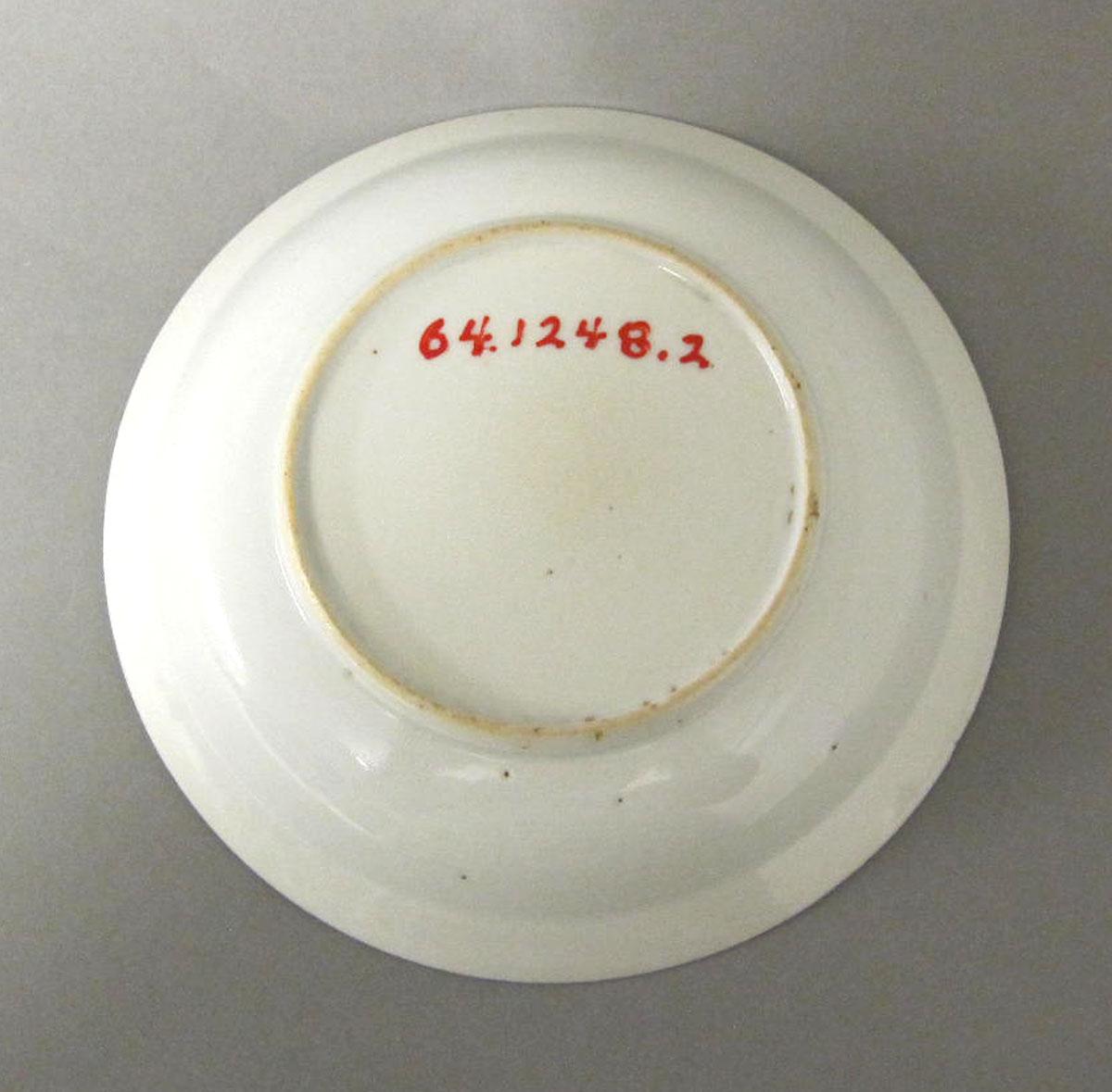 1964.1248.002 Porcelain saucer underside