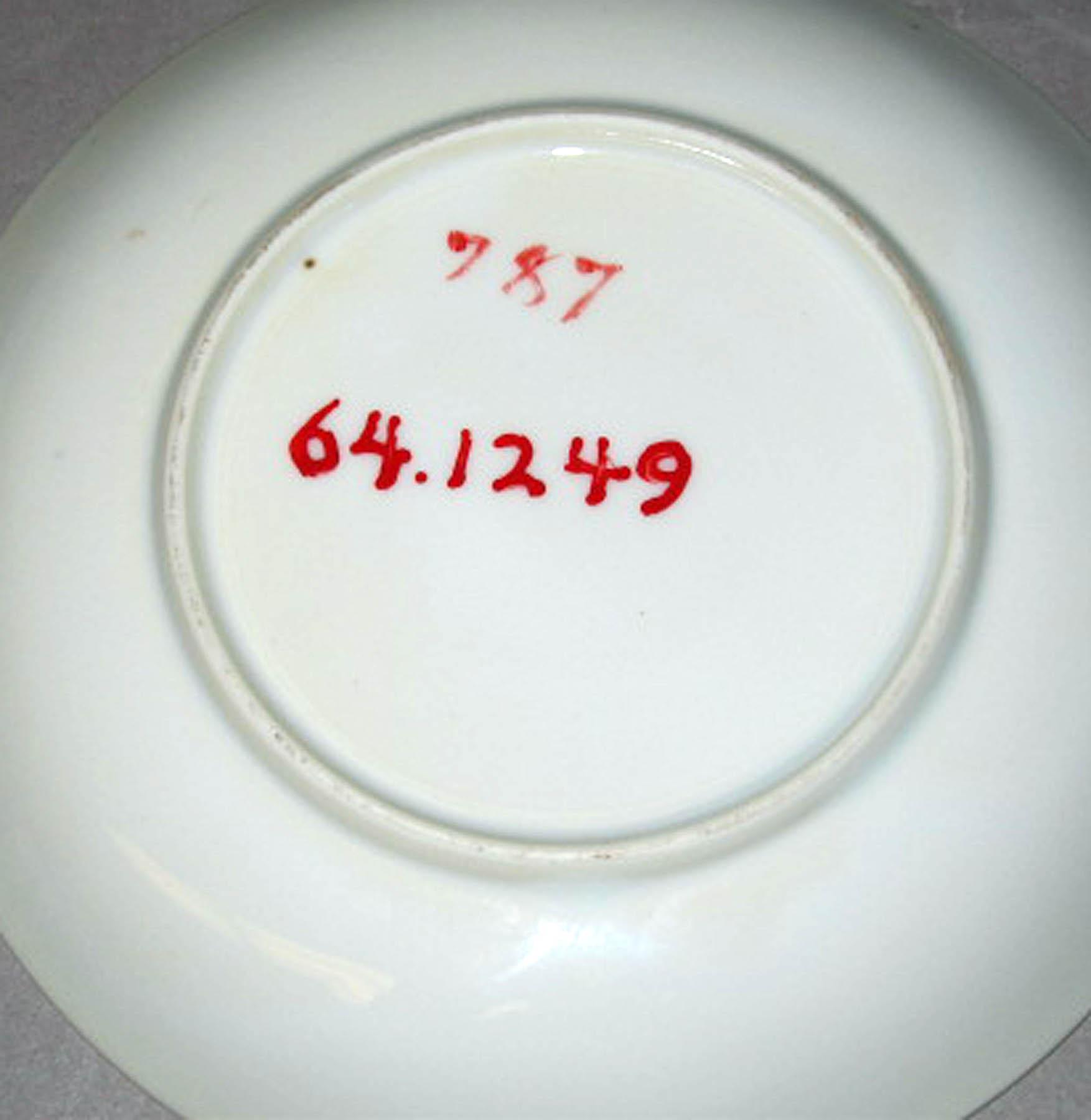 1964.1249 Porcelain saucer (underside)