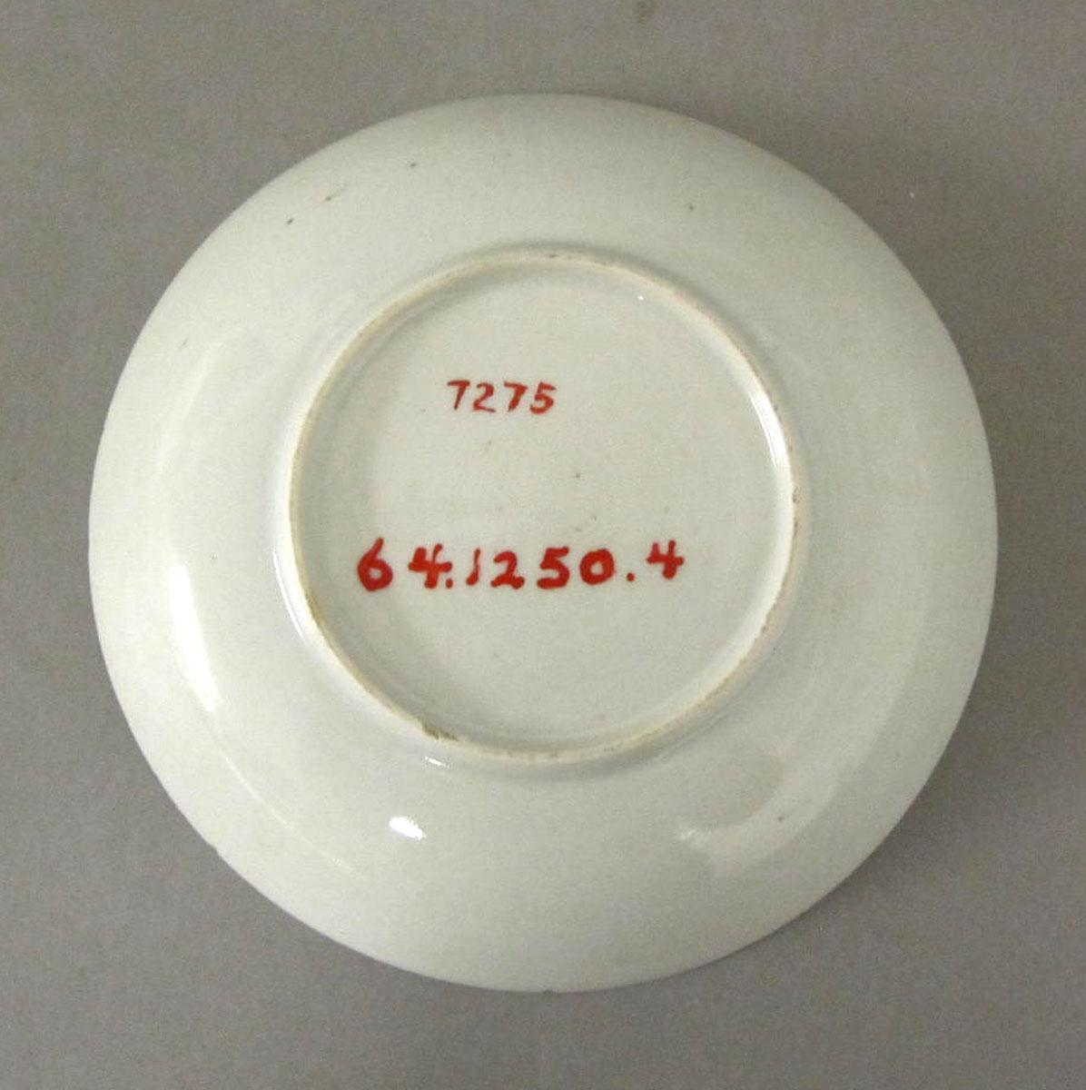 1964.1250.004 Porcelain saucer underside
