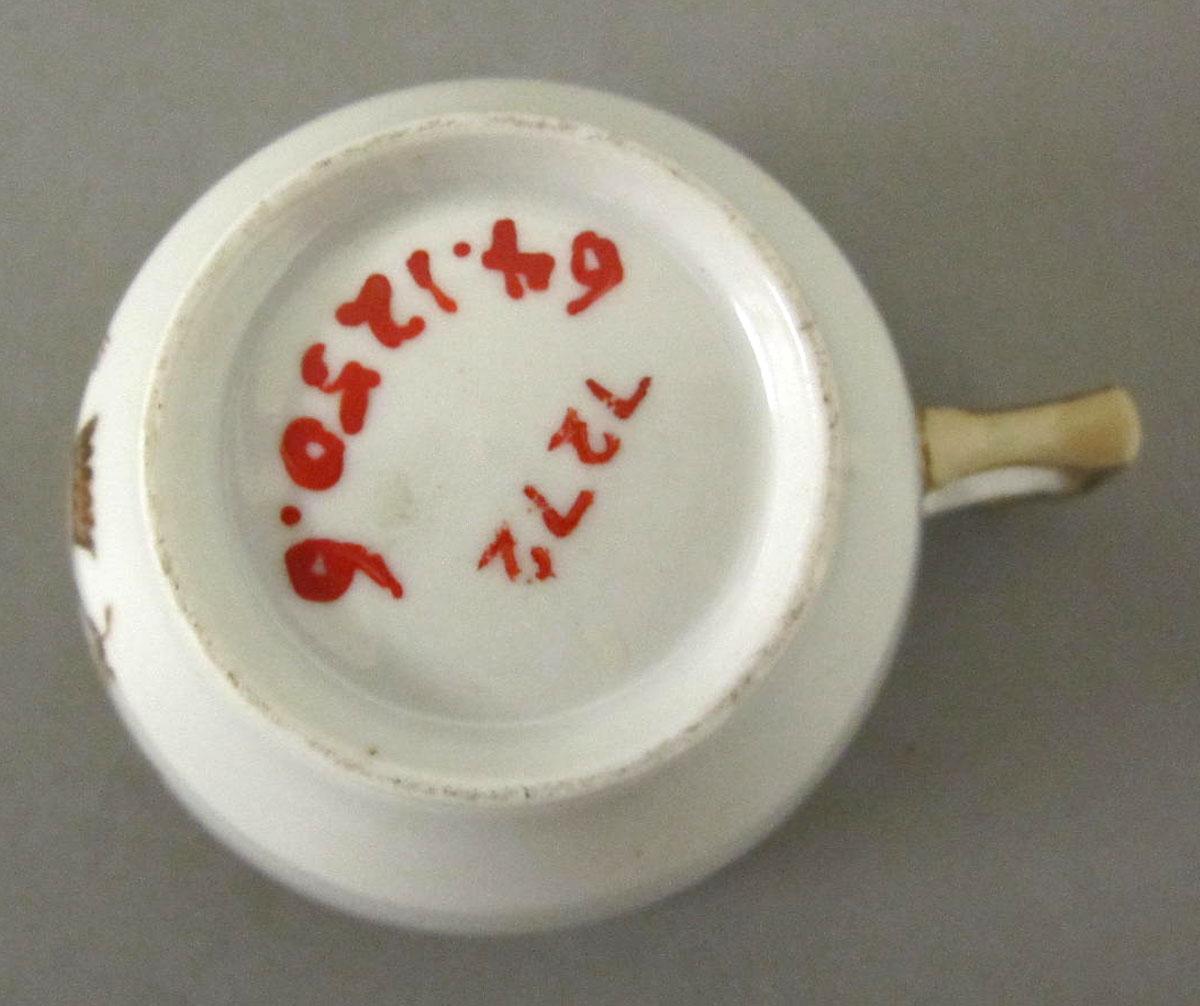1964.1250.006 Porcelain cup underside