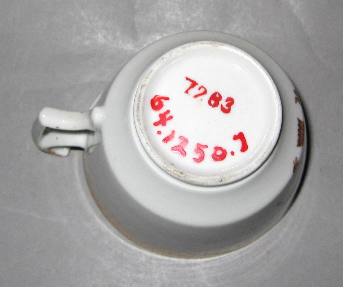 1964.1250.007 Porcelain cup underside
