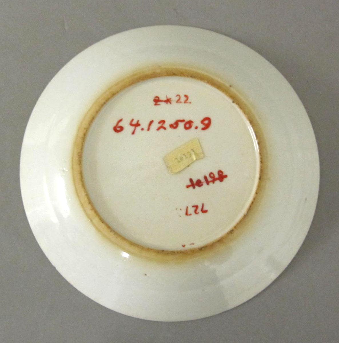 1964.1250.009 Porcelain saucer underside