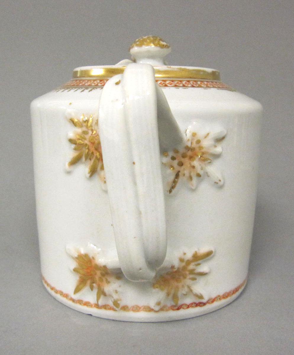 1964.1250.010 A,B Porcelain teapot handle