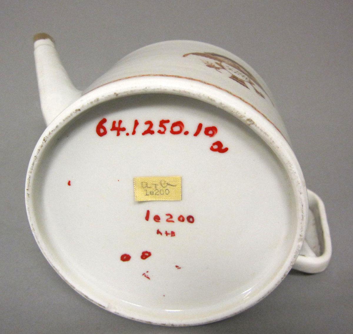 1964.1250.010 A Porcelain teapot underside