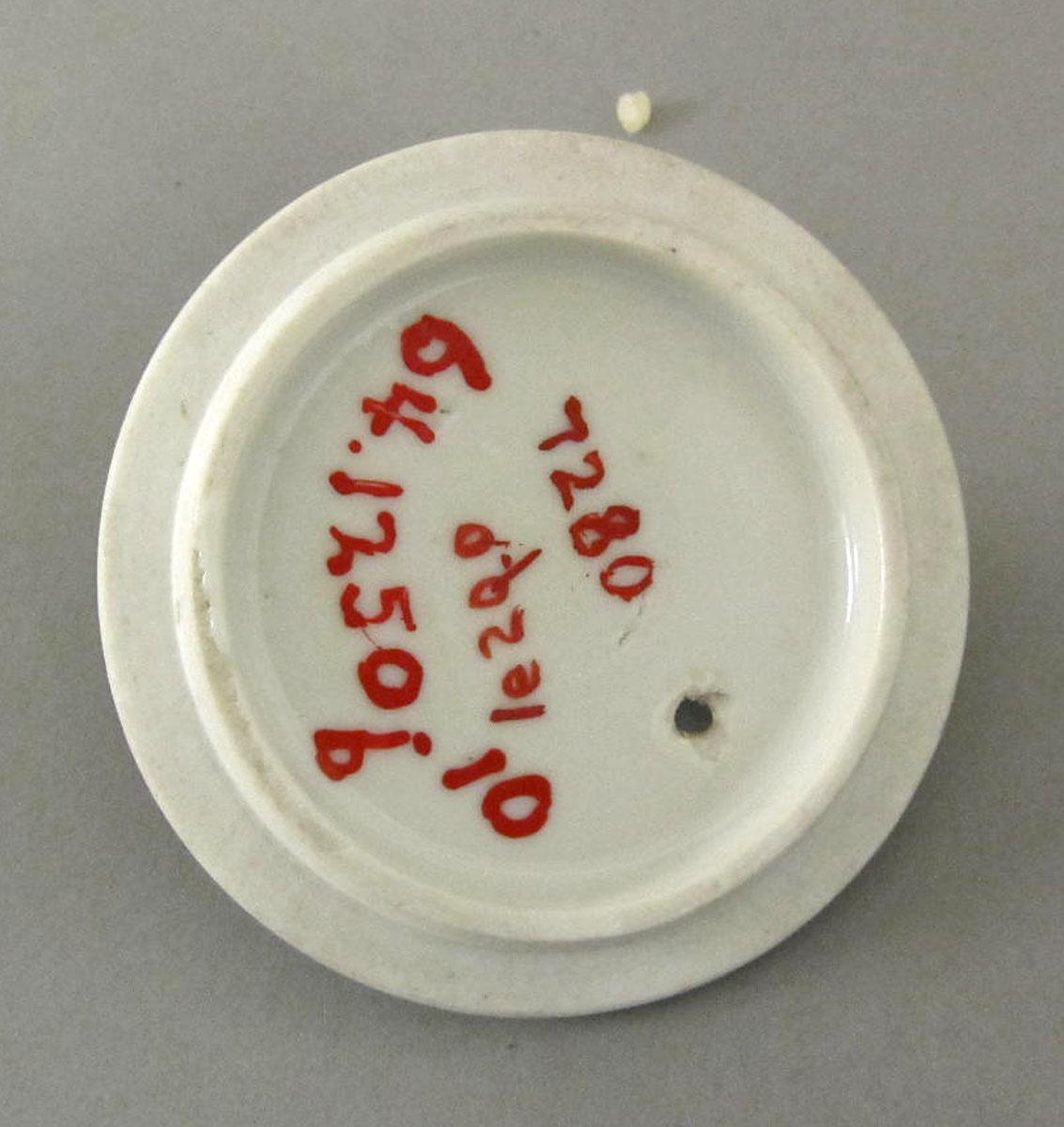 1964.1250.010 B Porcelain teapot underside