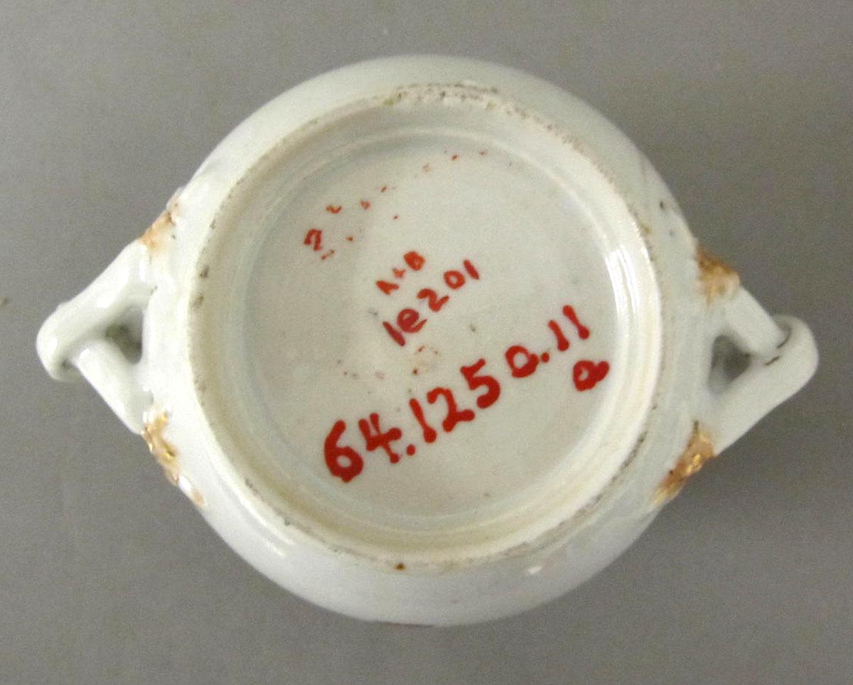 1964.1250.011 A Porcelain sugar bowl underside