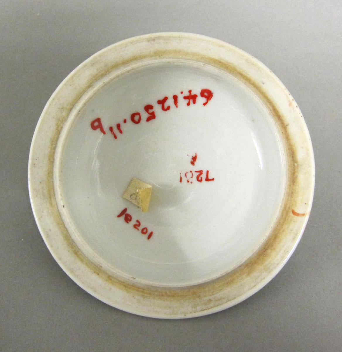1964.1250.011 B Porcelain sugar bowl underside