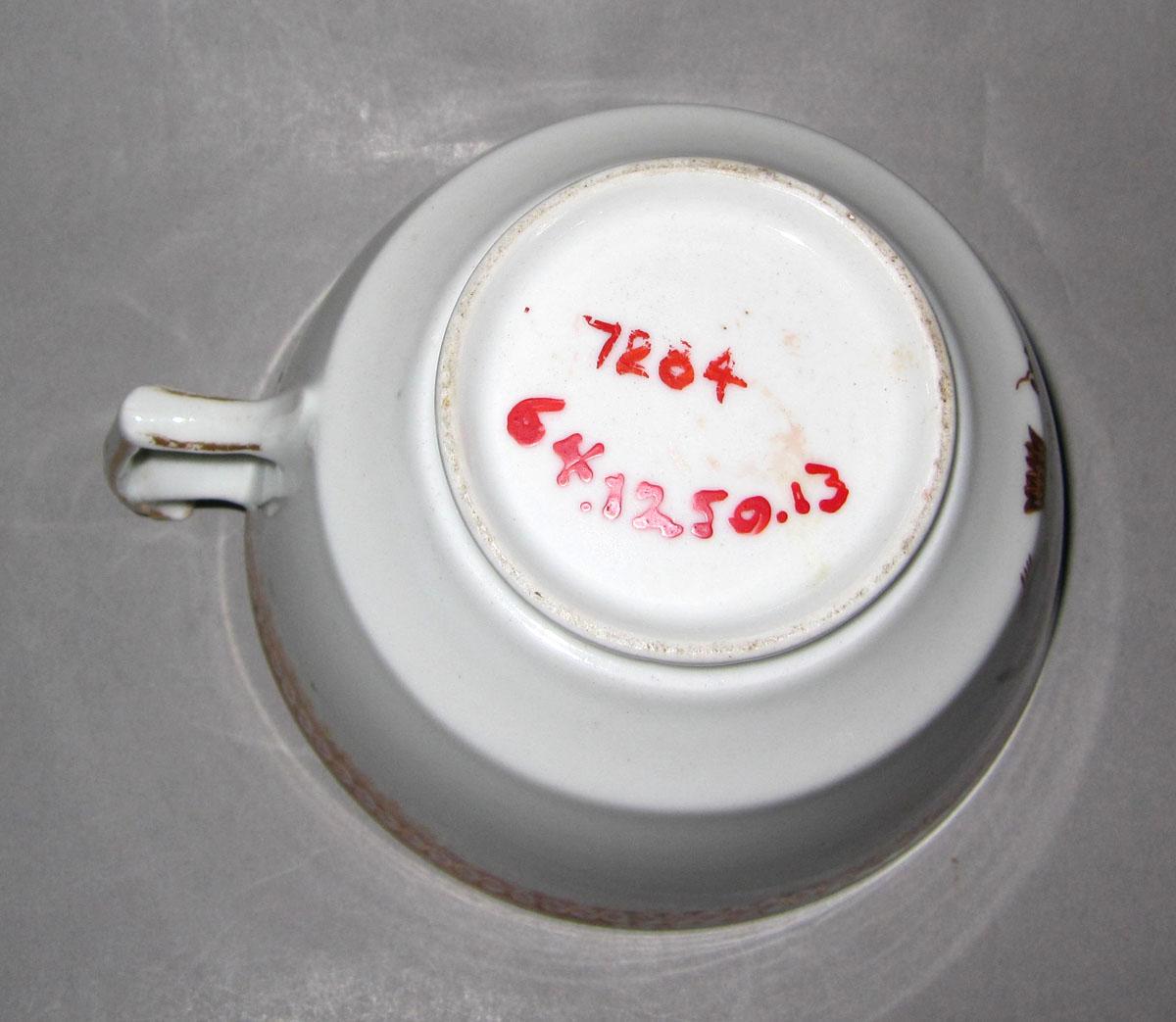 1964.1250.013 Porcelain cup underside
