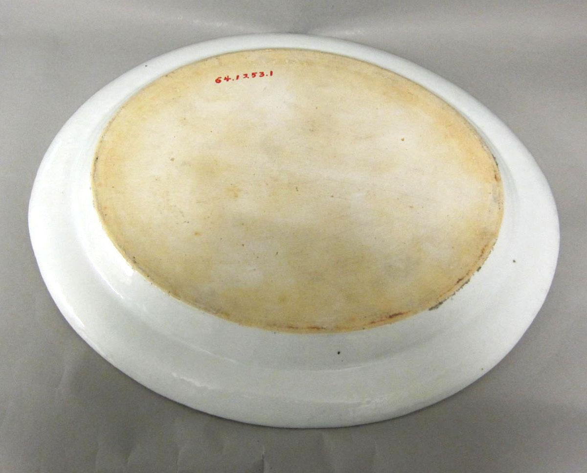 1964.1253.001 Porcelain platter underside