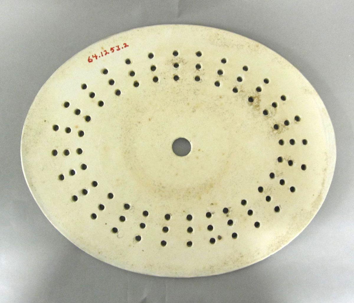 1964.1253.002 Porcelain strainer underside