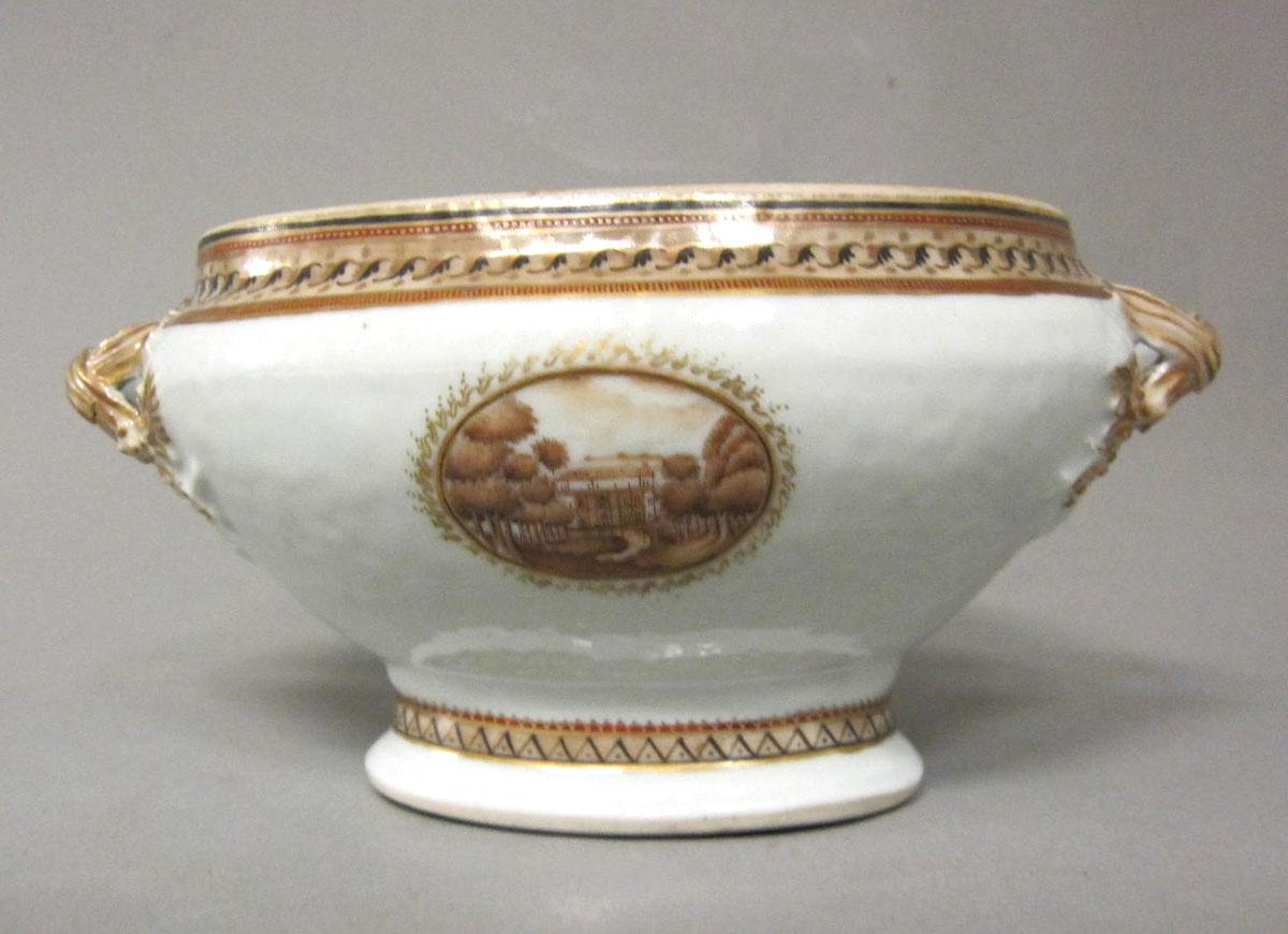 1964.1253.003 Porcelain tureen