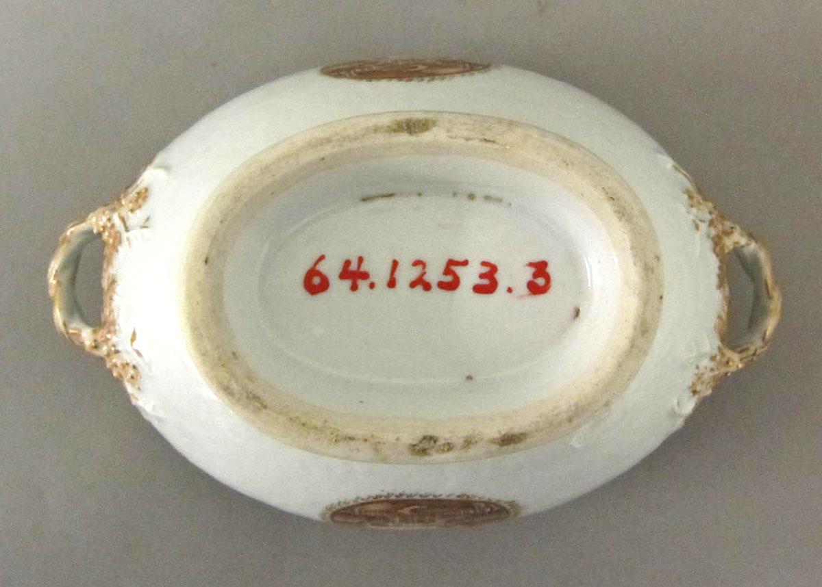 1964.1253.003 Porcelain tureen underside